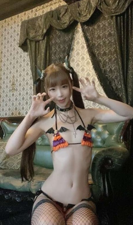 Kururun model free pictures