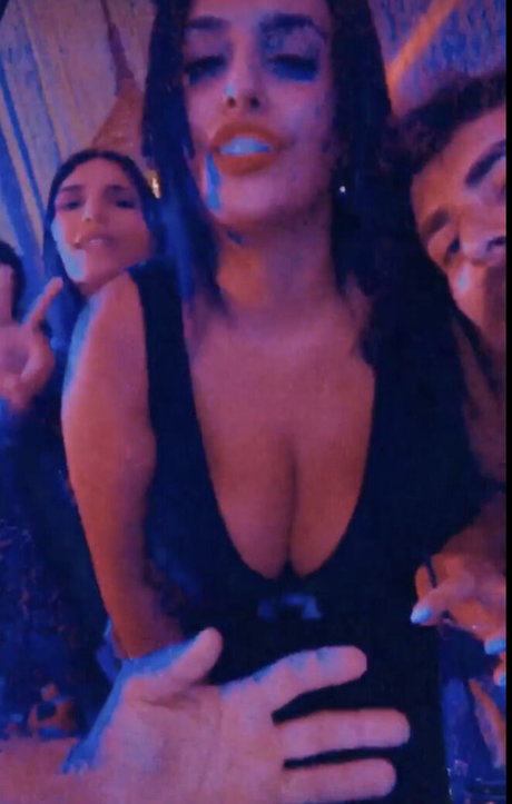 Chrysanthie art model pic