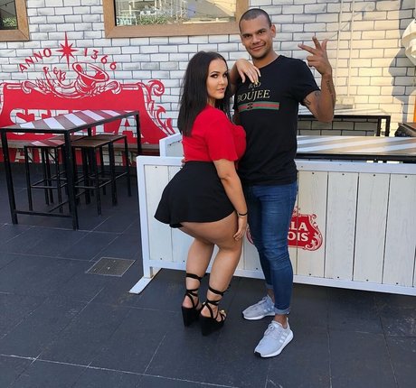 Tayla Cooper star naked img