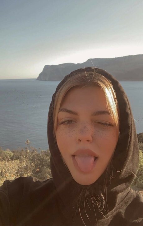 Vellari Feet nude actress archive