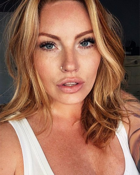 Anji Monique naked model img