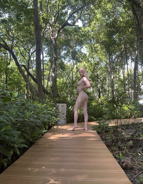 xholakys high quality model image