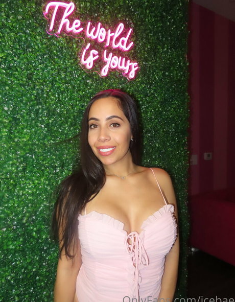 IceBae free pornstar pictures