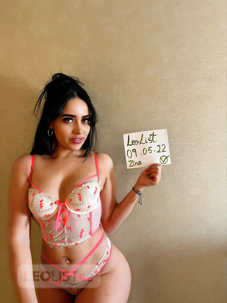 Sarahlara pretty actress pictures