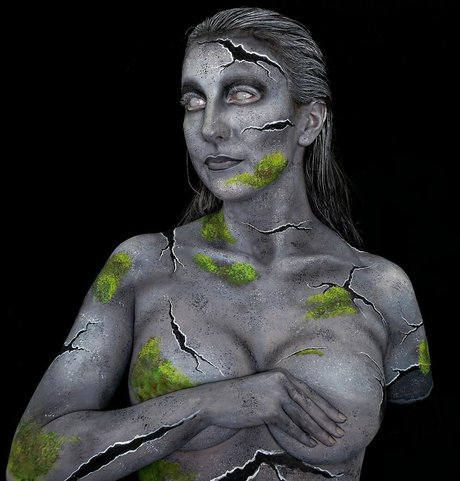 rednamrahC nude model gallery