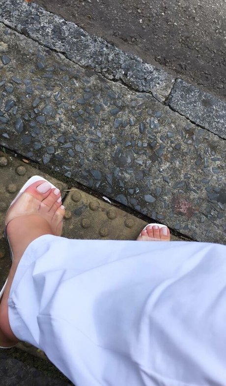 Lyz Feet erotic pornstar gallery