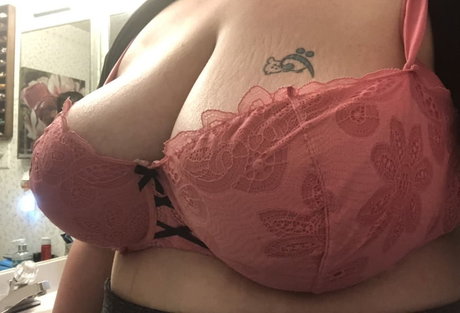 Juicy June model beautiful img