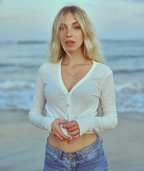 Tiny Miny Mo sexy actress pics