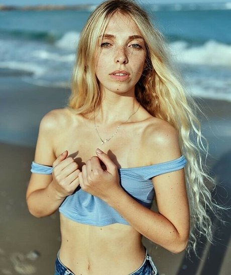 Tiny Miny Mo erotic pornstar pic