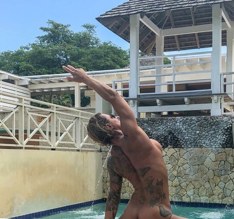 VixenActual pornographic model img