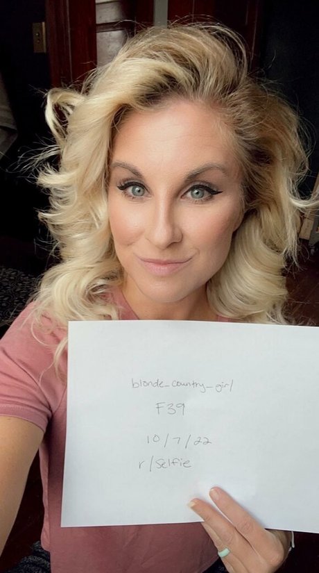 Blonde Country Girl star pornographic pics
