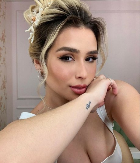 LoryLives pornstar perfect photos