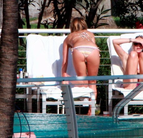 Jennifer Anniston erotic pornstar galleries