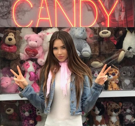 Ana Walczak star beautiful img