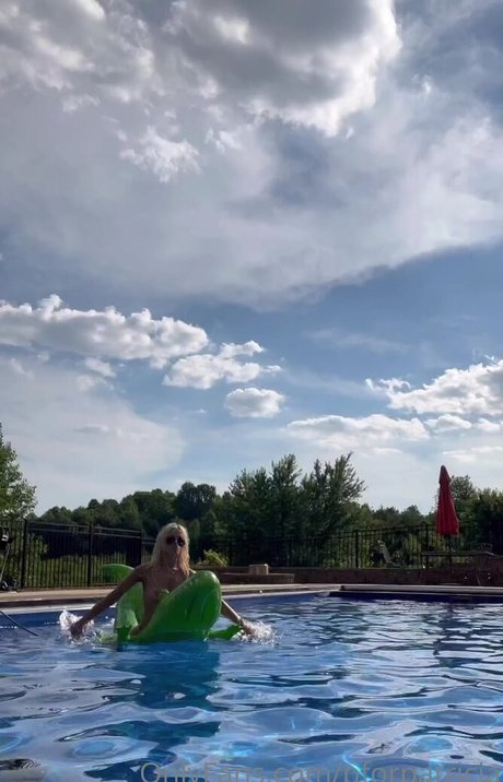 Jackie Higdon naked model img