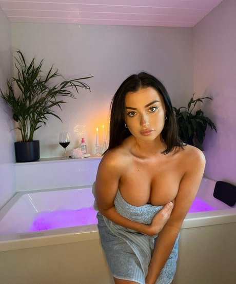 Adrianna Browne hd model image