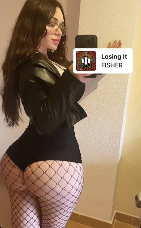 Candyrobbs1 model nude image