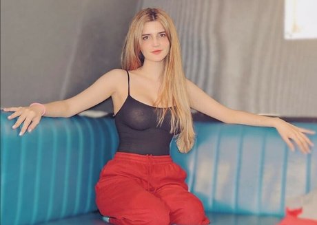 Freya Victoria Luz ASMR model top photo