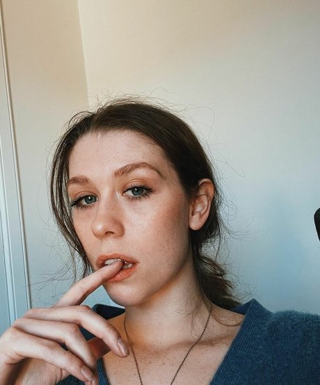 Seen Ellbats sexy actress images