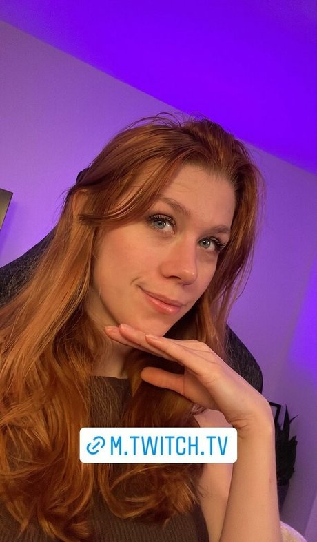 Seen Ellbats erotic actress image