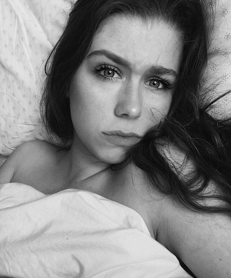 Seen Ellbats high quality actress photo