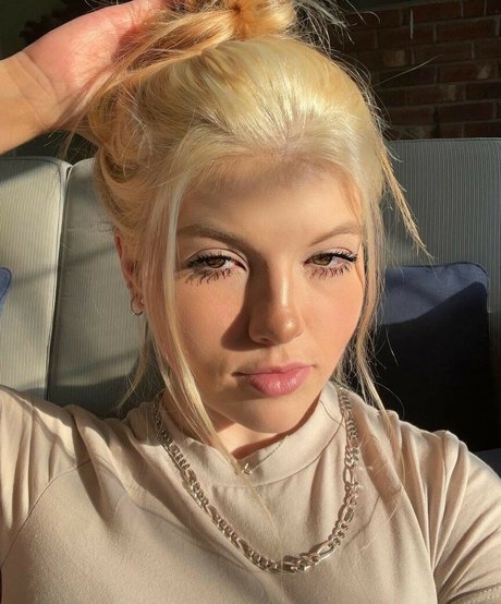 Lauren Suzaanne pretty pornstar gallery