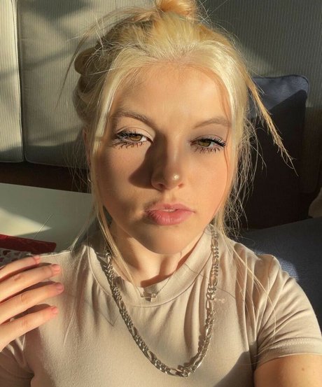 Lauren Suzaanne model nudes pics