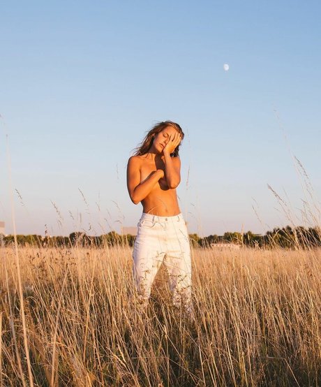 Chloe Kian star hot pics