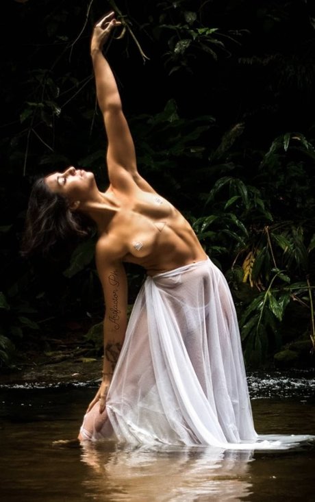 Malu Bastos star hot pic