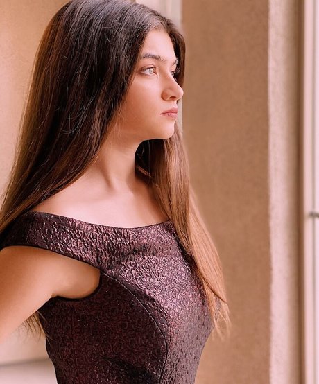 Samantha Gangal adult model pic