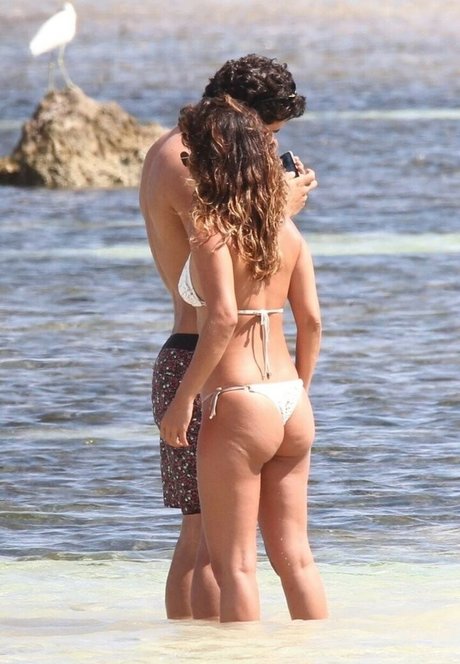 Paula Fernandes star naked images