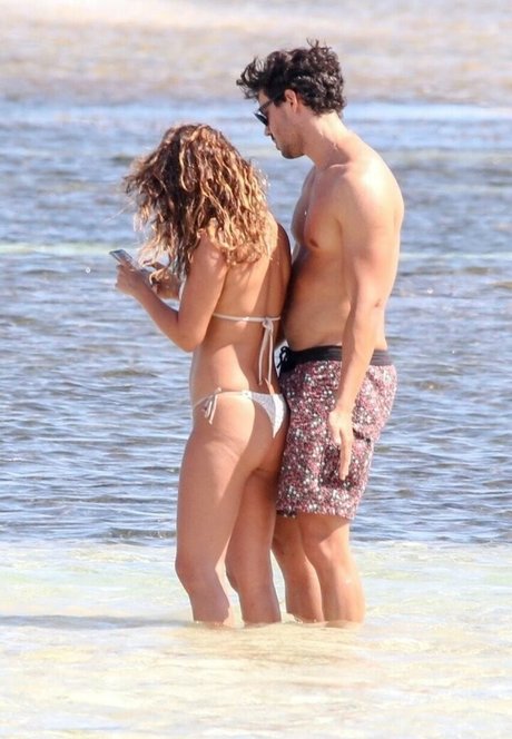 Paula Fernandes nude pornstar picture