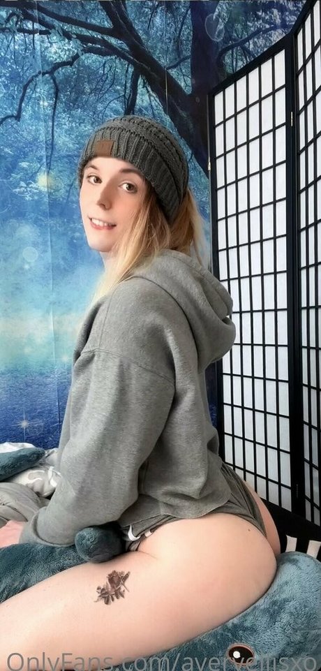 Avery Ellis actress photos