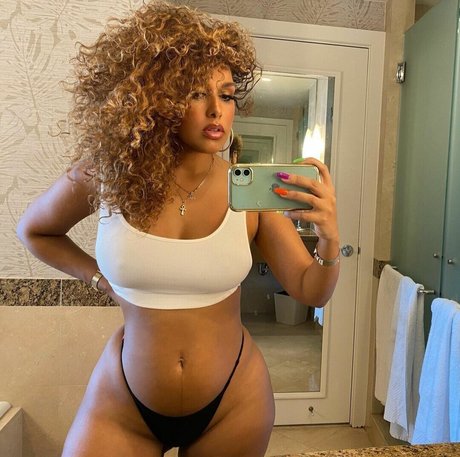 Aisha Thalia model perfect photos