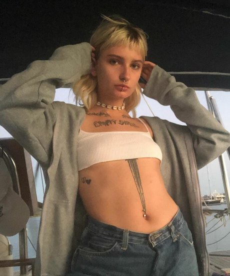 Emmaazzww pornstar naked photo