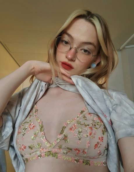 akchoriii naked actress image