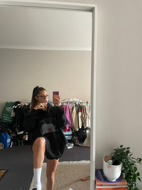 Alliyah sexy actress photo