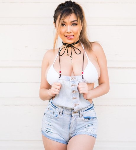 Vicki Li model hot photo