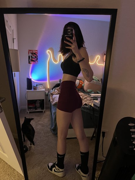 Queen etimy adult model pics