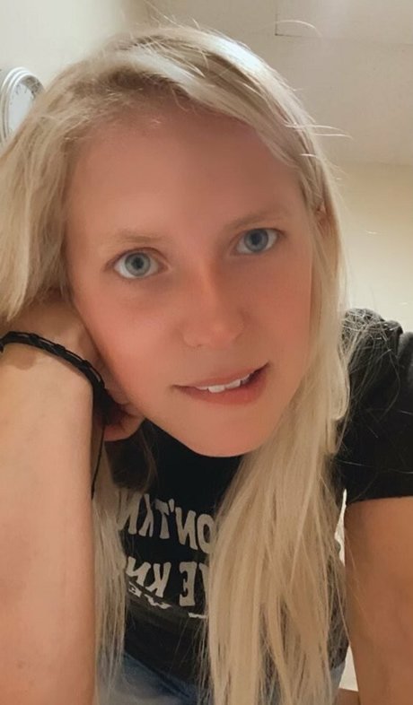 Lovely Rae xxx pornstar img