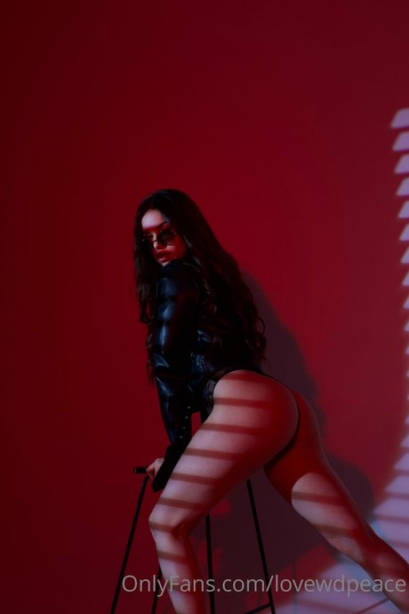 love wd peace model hot picture