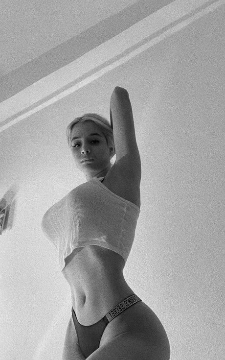 Karlardz model adult images