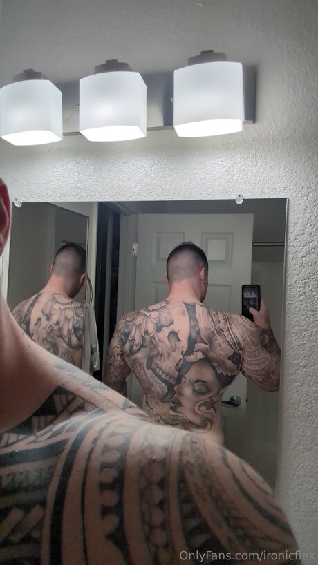 Ironicflex porn model image