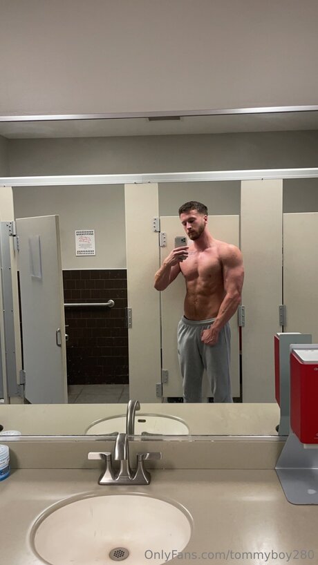 Tommyboy280 erotic model img