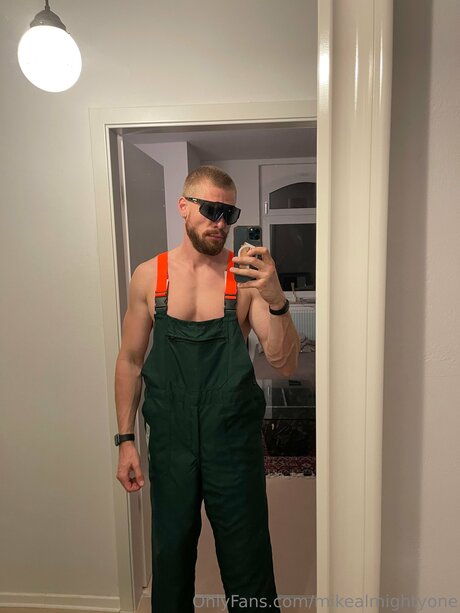 Mikealmightyone model naked photo