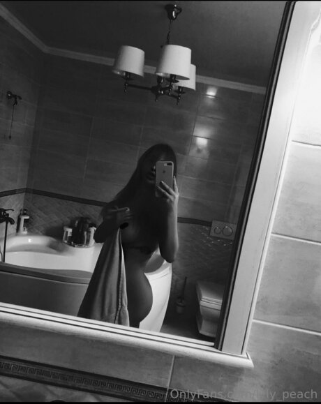 Lyly Peach pornographic actress pictures