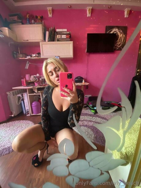 Lyly Peach free pornstar gallery