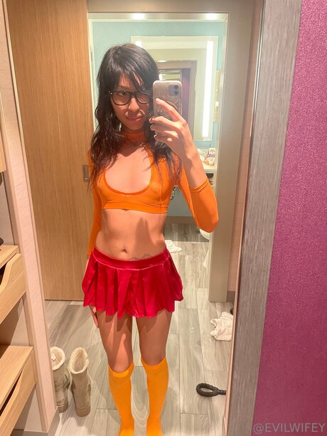 Evilwifey perfect actress photo