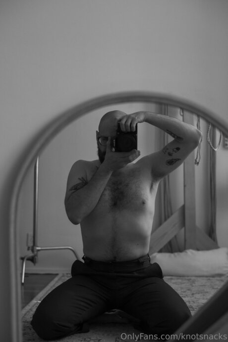 Knotsnacks model beautiful galleries