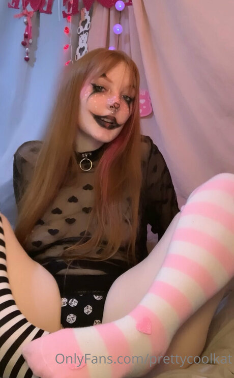 Prettycoolclown model nude photo